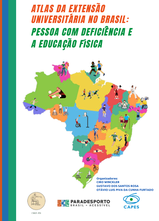 "Ao lado esquerdo da capa, se tem presente 3 listras, uma de espessura fina na cor laranja, uma de espessura intermediária na cor azul e outra de espessura grossa na cor verde. Elas estão unidas, dispostas verticalmente, da base ao topo da capa. Suas cores representam o projeto Paradesporto Brasil + Acessível.
O restante do fundo de toda a página é branco, destacando o mapa do Brasil colorido ao centro. Este está dividido em todos estados brasileiros, com elementos de pessoas praticando diferentes paradesportos, entre eles.
Acima do mapa, está o título do livro ATLAS DA EXTENSÃO UNIVERSITÁRIA NO BRASIL: Pessoa com Deficiência e a Educação Física, nas cores laranja e verde.
Abaixo do mapa, em azul, descreve os organizadores do livro: Ciro Winckler, Gustavo dos Santos Rosa e Otávio Luis Piva da Cunha Furtado
Na parte inferior da capa, estão presentes as logos do projeto Paradesporto Brasil + Acessível, centralizado, da CAPES à direita e à esquerda do  projeto Cenário brasileiro de educação física:desafios de atendimento à pessoa com deficiência."